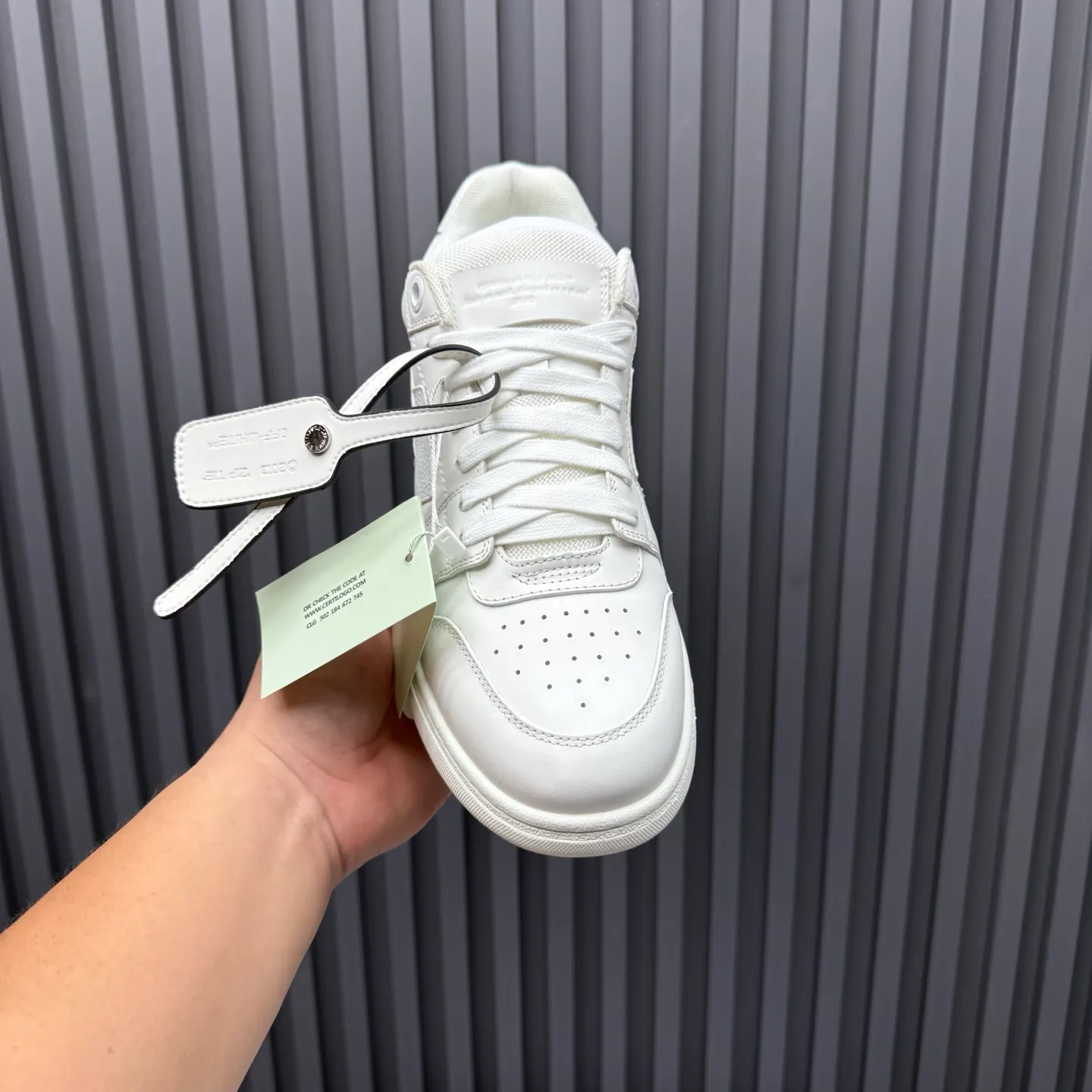 【off- white】P: 620💰Couple model👫, Size: 35-44 (Customized for men 38.45.46) High-quality version👊 "Out of office" series original molding, original lasting, production process 1:1 Original ➰OFF GRAY WHITE OW ➰ First-layer cowhide Imported skin-friendly and environmentally friendly polyester mesh Original molding high elastic and environmentally friendly molding pad Made with the original lasting process. The original molded rubber outsole (never yellows and deforms) has a super correct shape, bright color and strong three-dimensional effect👍. Packaging💯Full set of packaging synchronized with the official website (branded paper, certificate of quality, branded cloth bag)